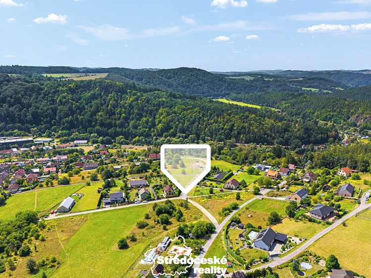 Prodej stavebního pozemku 921 m² - foto 1