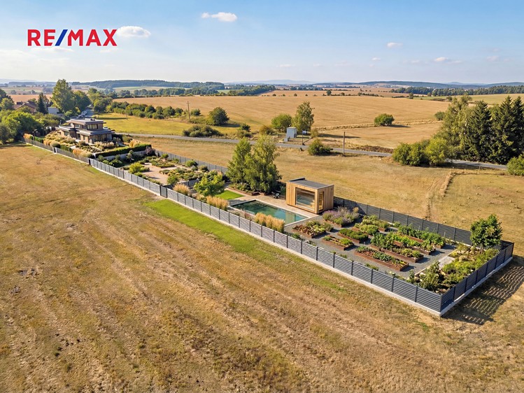 Prodej stavebního pozemku 5 600 m² - foto 1
