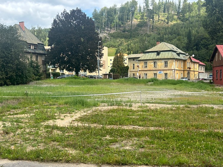 Pronájem komerčního pozemku 1 300 m² - foto 1