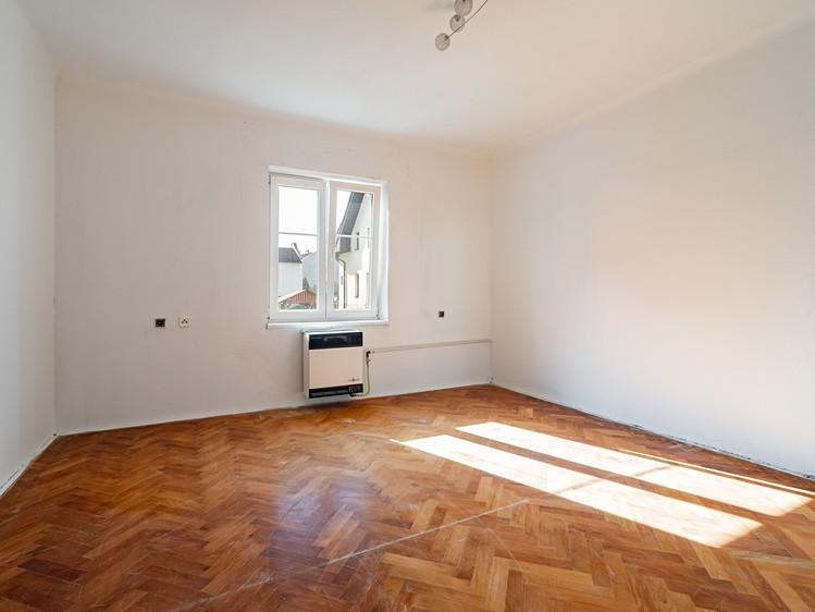 Prodej kanceláře 77 m² - foto 1