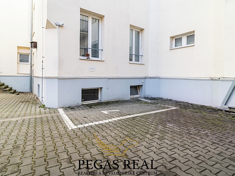 Pronájem garážového stání 15 m² - foto 1