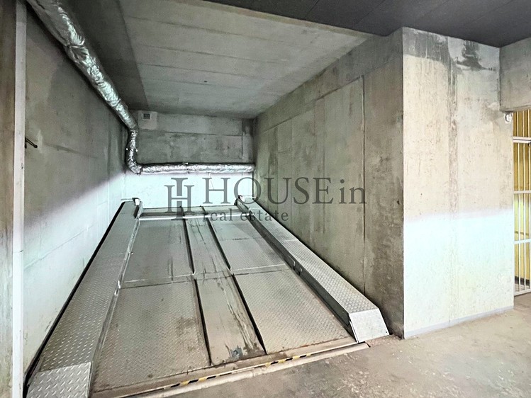 Pronájem garážového stání 15 m² - foto 1