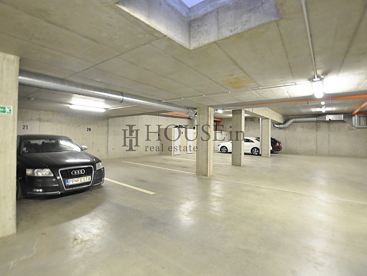 Pronájem garážového stání 12 m² - foto 1