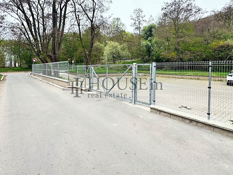 Pronájem garážového stání 12 m² - foto 4