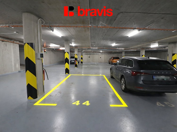 Pronájem garážového stání 15 m² - foto 1
