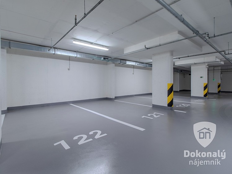 Pronájem garážového stání 15 m² - foto 1