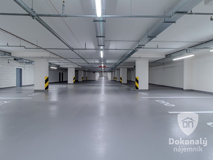 Pronájem garážového stání 15 m² - foto 1
