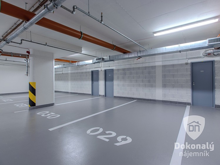 Pronájem garážového stání 15 m² - foto 1