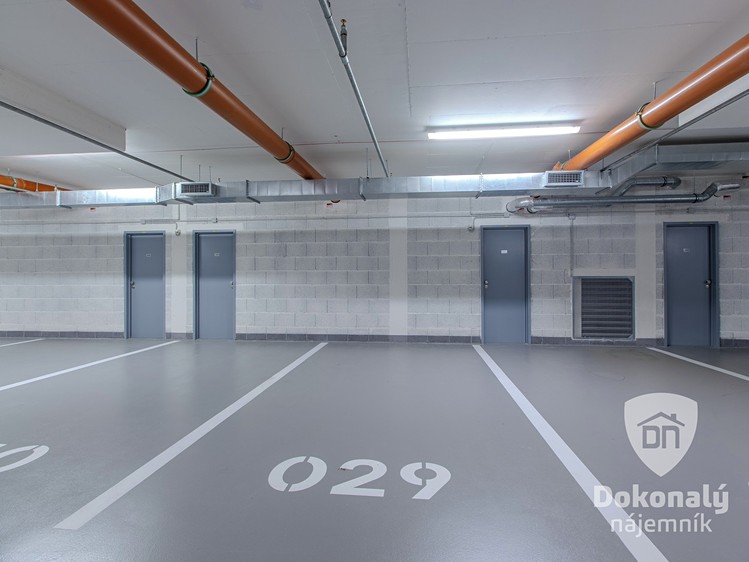 Pronájem garážového stání 15 m² - foto 2