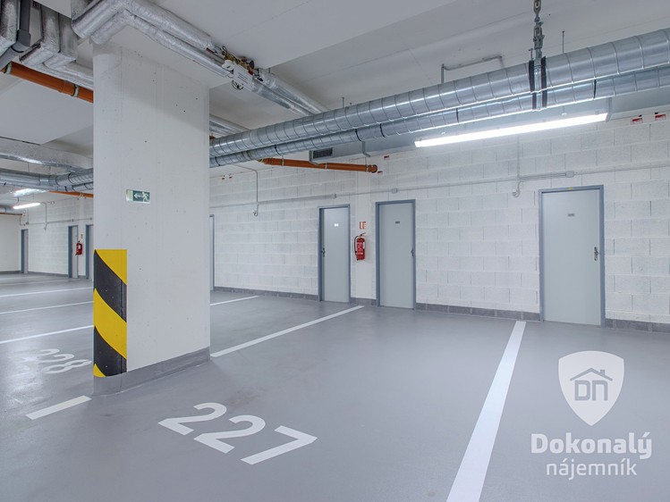 Pronájem garážového stání 15 m² - foto 1
