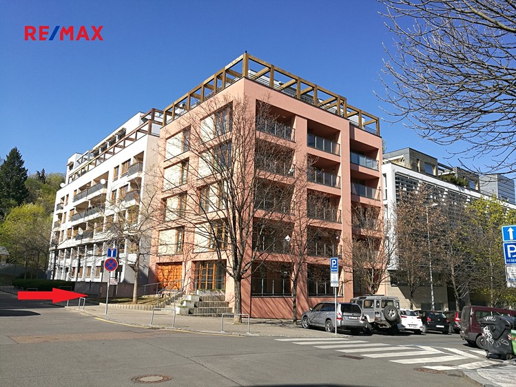 Pronájem garážového stání 15 m² - foto 1