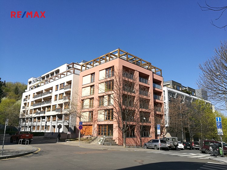 Pronájem garážového stání 15 m² - foto 2
