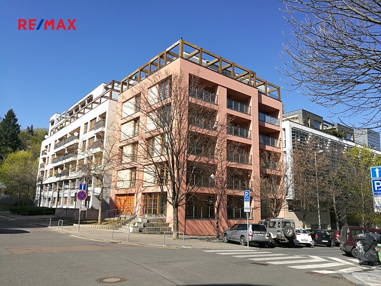 Pronájem garážového stání 15 m² - foto 3