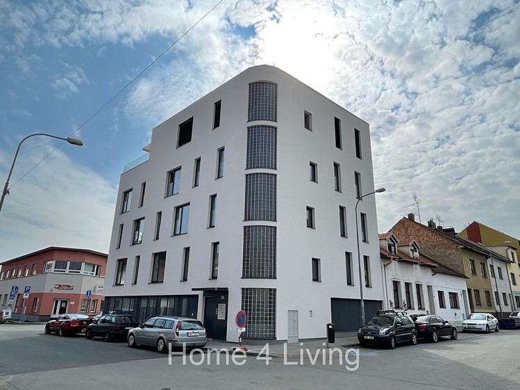 Pronájem garážového stání 18 m² - foto 1
