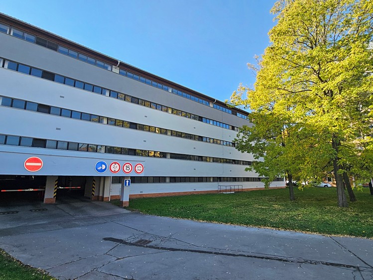 Pronájem garážového stání 13 m² - foto 1