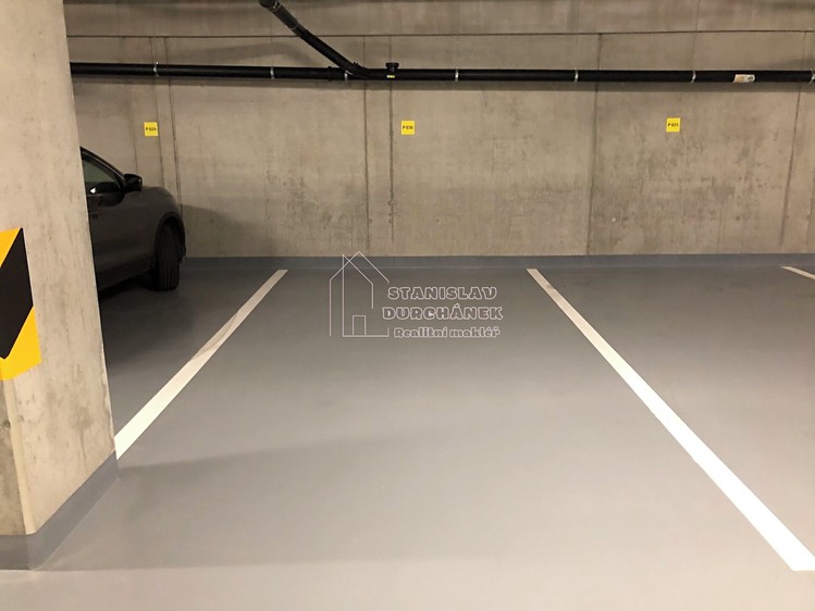 Pronájem garážového stání 17 m² - foto 1