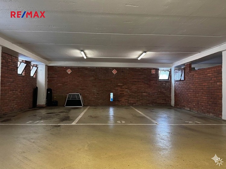 Pronájem garážového stání 20 m² - foto 1