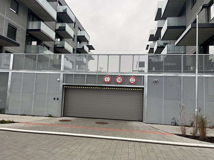 Pronájem garážového stání 21 m² - foto 1