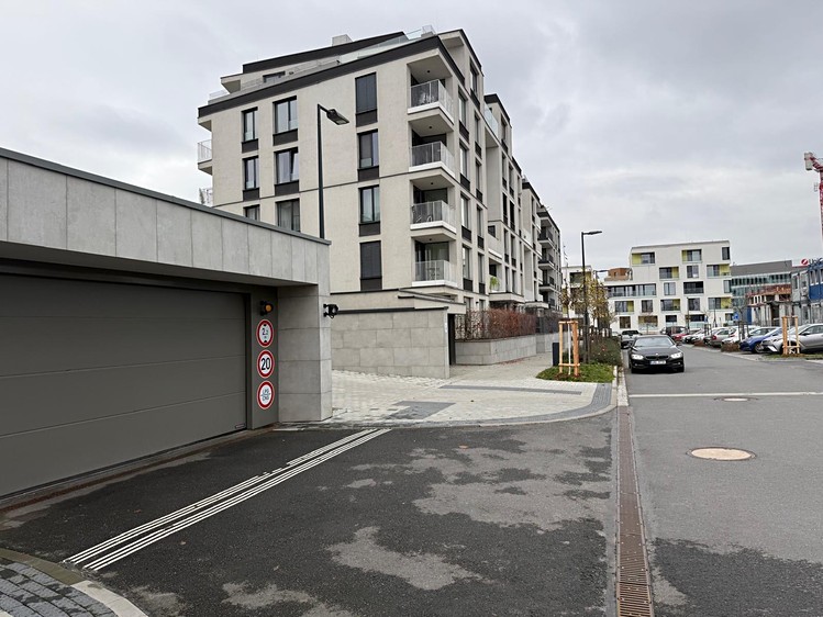 Pronájem garážového stání 16 m² - foto 1