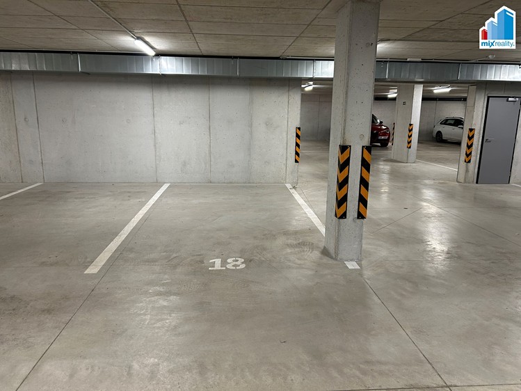 Pronájem garážového stání 18 m² - foto 1