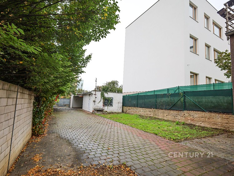 Pronájem garážového stání 15 m² - foto 1