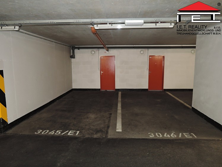 Pronájem garážového stání 24 m² - foto 1