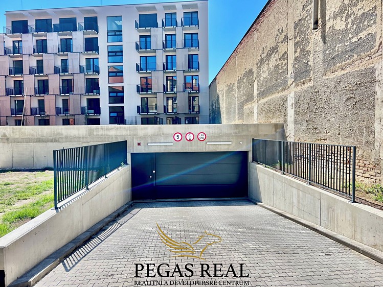 Pronájem garážového stání 14 m² - foto 1
