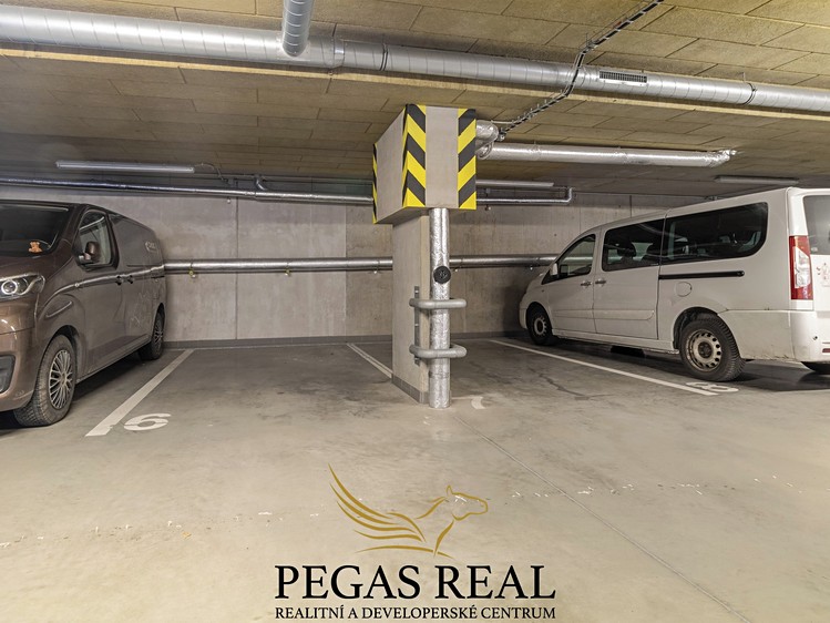 Pronájem garážového stání 15 m² - foto 1