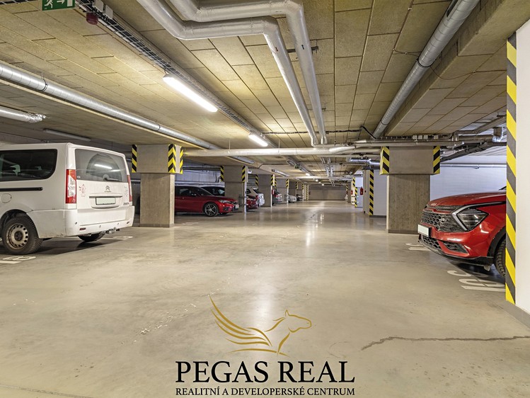 Pronájem garážového stání 15 m² - foto 2