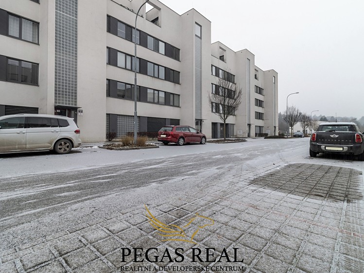 Pronájem garážového stání 15 m² - foto 3