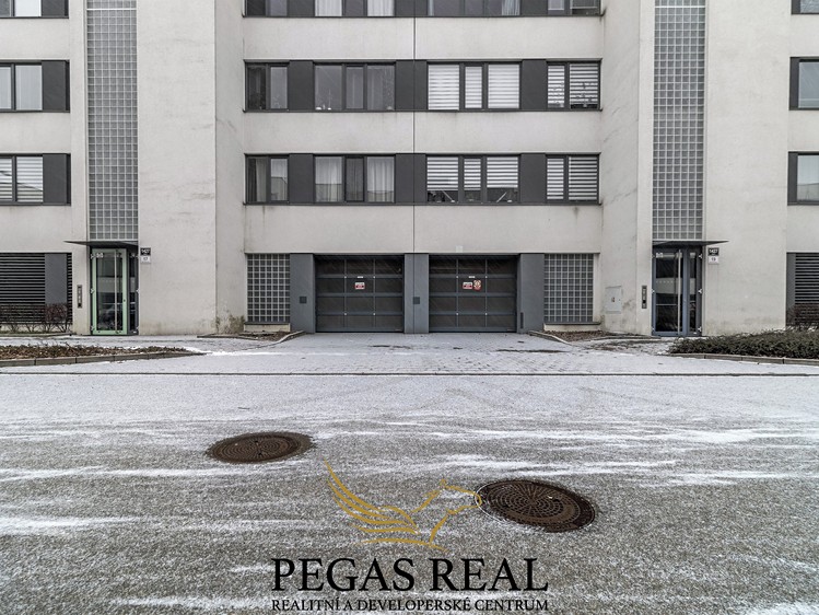 Pronájem garážového stání 15 m² - foto 4