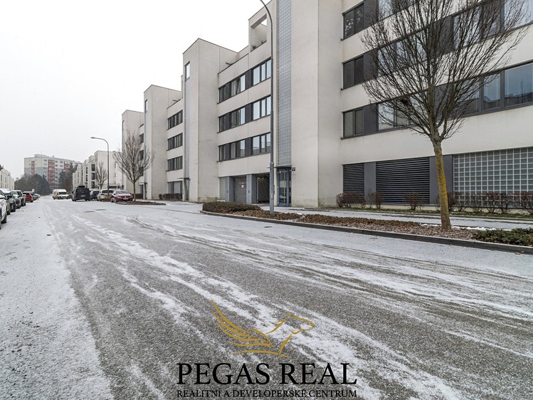 Pronájem garážového stání 15 m² - foto 5