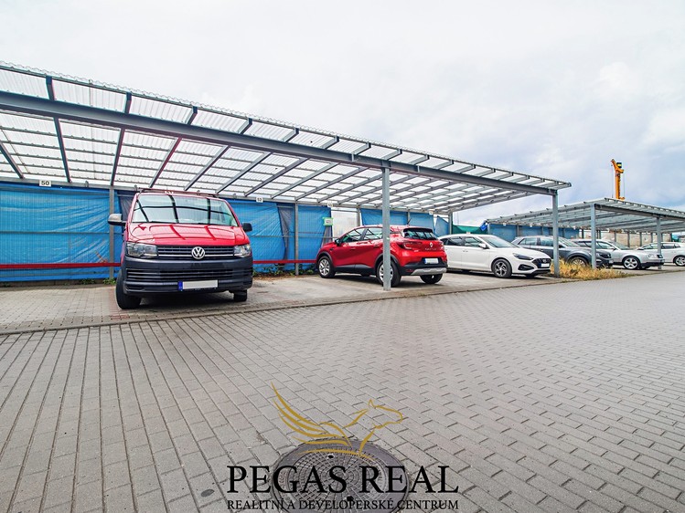 Pronájem garážového stání 16 m² - foto 1