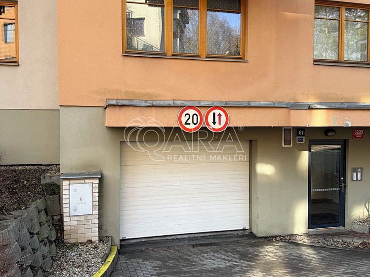 Pronájem garážového stání 18 m² - foto 1
