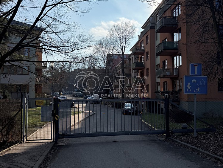 Pronájem garážového stání 18 m² - foto 4