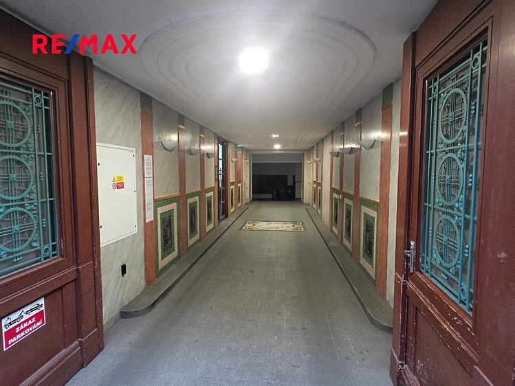 Pronájem garážového stání 18 m² - foto 2
