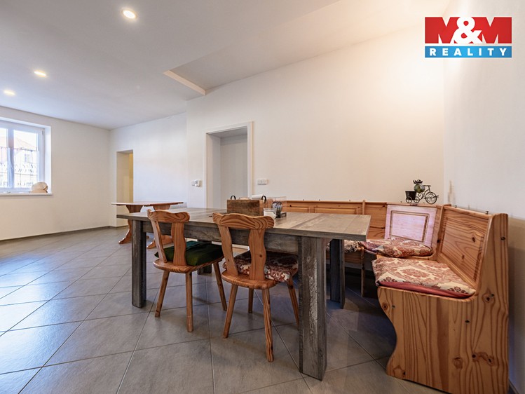 Prodej rodinného domu 225 m², pozemek 1 397 m² - foto 2
