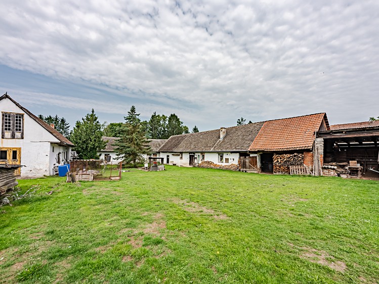 Prodej rodinného domu 633 m², pozemek 4 474 m² - foto 2