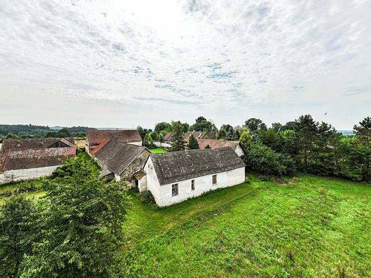 Prodej rodinného domu 633 m², pozemek 4 474 m² - foto 5
