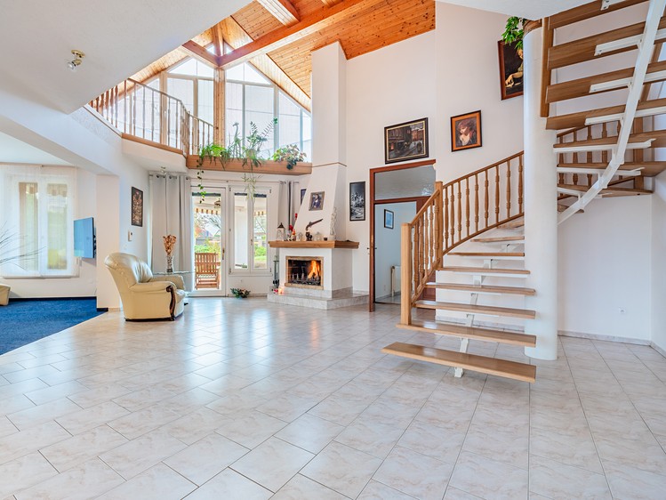 Prodej rodinného domu 279 m², pozemek 1 487 m² - foto 1
