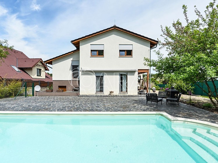 Prodej rodinného domu 199 m², pozemek 1 097 m² - foto 1
