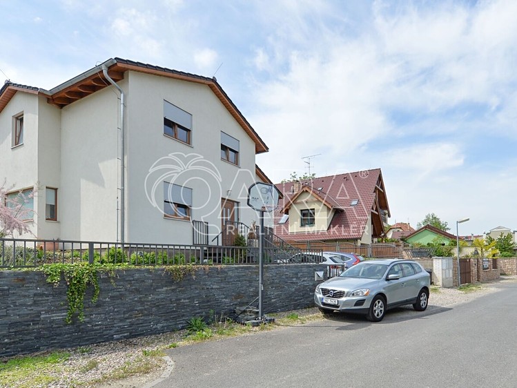 Prodej rodinného domu 199 m², pozemek 1 097 m² - foto 2