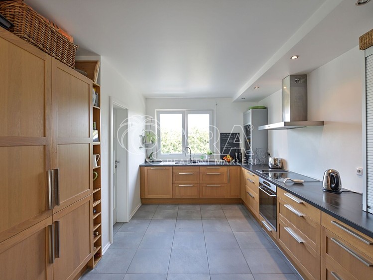 Prodej rodinného domu 199 m², pozemek 1 097 m² - foto 4