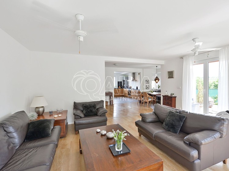 Prodej rodinného domu 199 m², pozemek 1 097 m² - foto 8