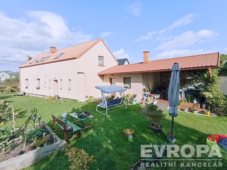 Prodej rodinného domu 180 m², pozemek 675 m² - foto 1