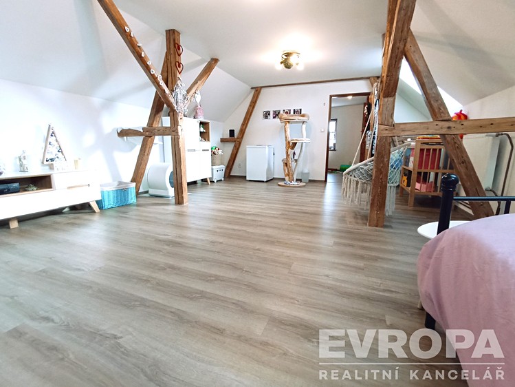 Prodej rodinného domu 180 m², pozemek 675 m² - foto 2