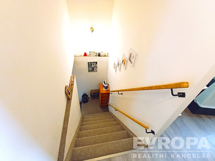 Prodej rodinného domu 180 m², pozemek 675 m² - foto 6