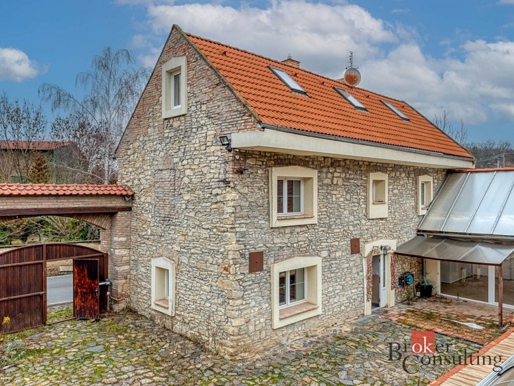 Prodej rodinného domu 579 m², pozemek 1 059 m² - foto 1