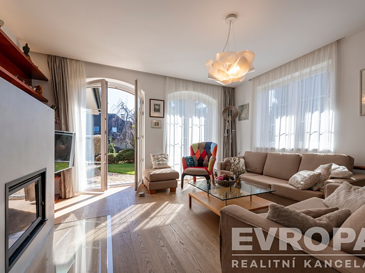 Prodej  rodinného domu 363 m², pozemek 972 m² - foto 4