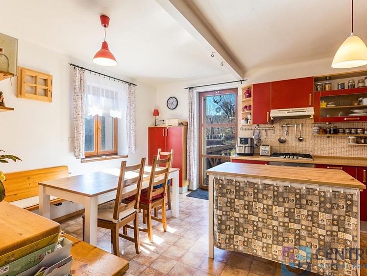 Prodej rodinného domu 131 m², pozemek 910 m² - foto 2